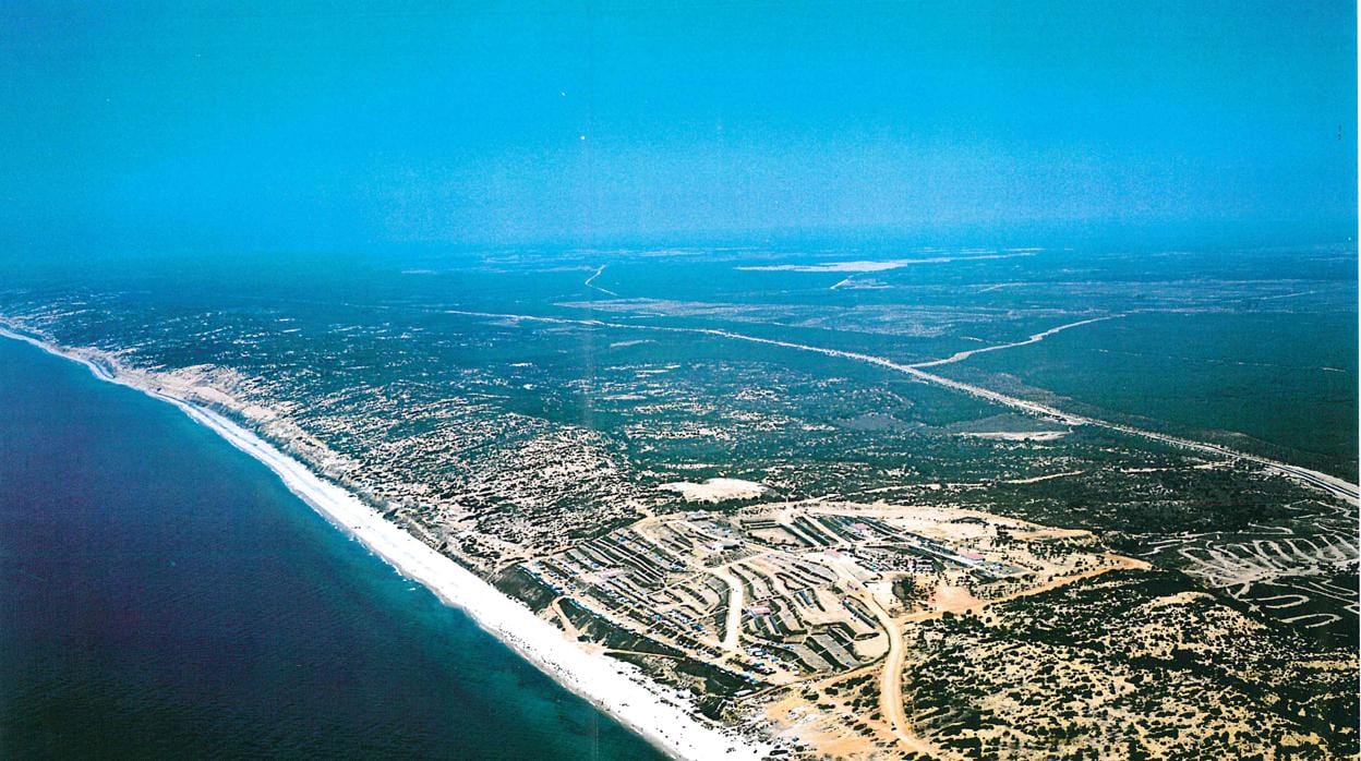 Foto aérea de las 700 hectáreas junto al mar donde se proyecto el compejo turístico Costa Doñana