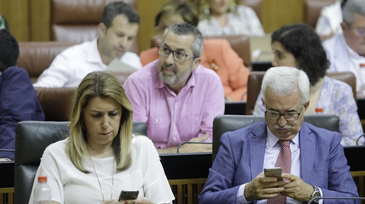Susana Díaz presidenta de la Junta, y el vicepresidente, Manuel Jiménez Barrios, miran sus móviles