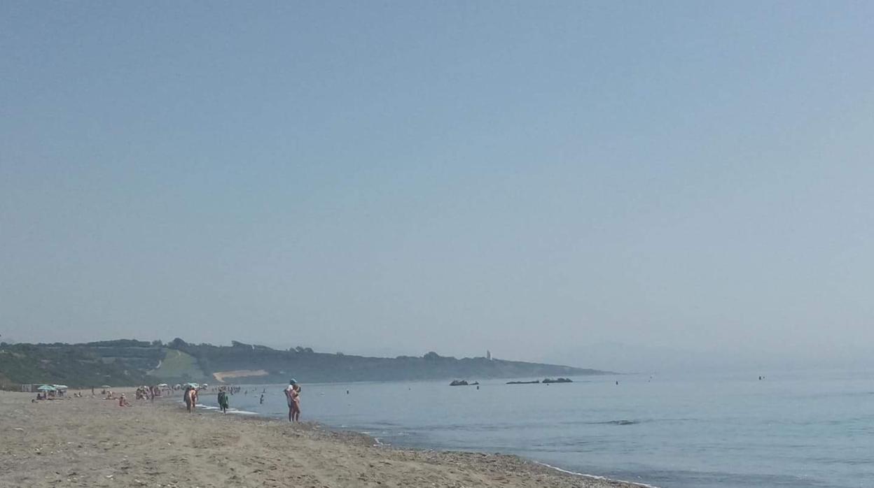 Imagen de este lunes en una playa de La Línea, donde poco bañistas se atreven a adentrarse en el agua