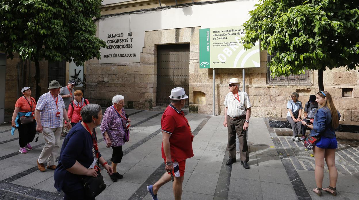 Un grupo de turistas pasa ante las puertas cerradas del Palacio de Congresos de Córdoba