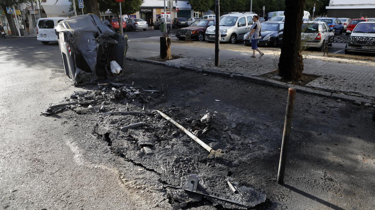 Los contenedores quemados en la calle Virgen de la Milagrosa