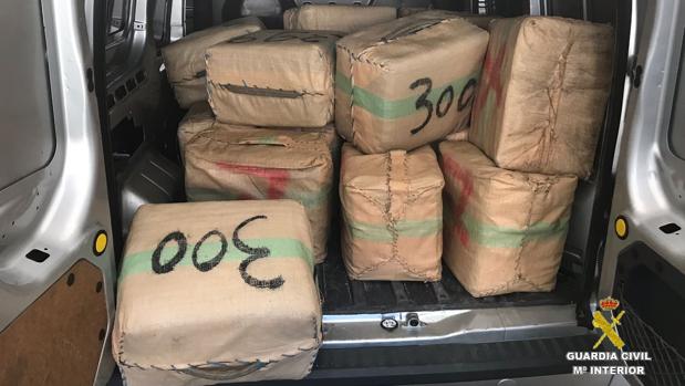Narcos abandonan media tonelada de hachís en una furgoneta en La Línea