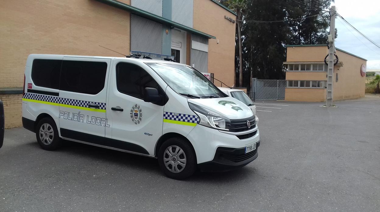 Vehículos oficiales a las puertas de la sede policial