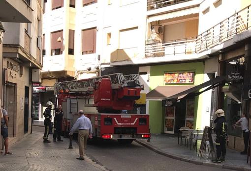 Los bomberos montan el dispositivo en la calle Aladreros