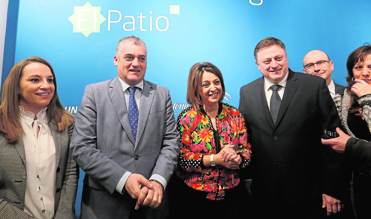 El consejero y la alcaldesa en la inauguración de El Patio