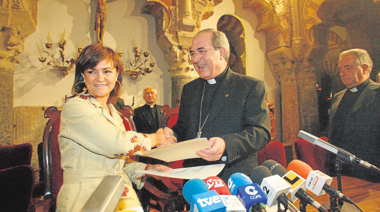 Carmen Calvo y monseñor Asenjo, durante la firma del convenio de 2006