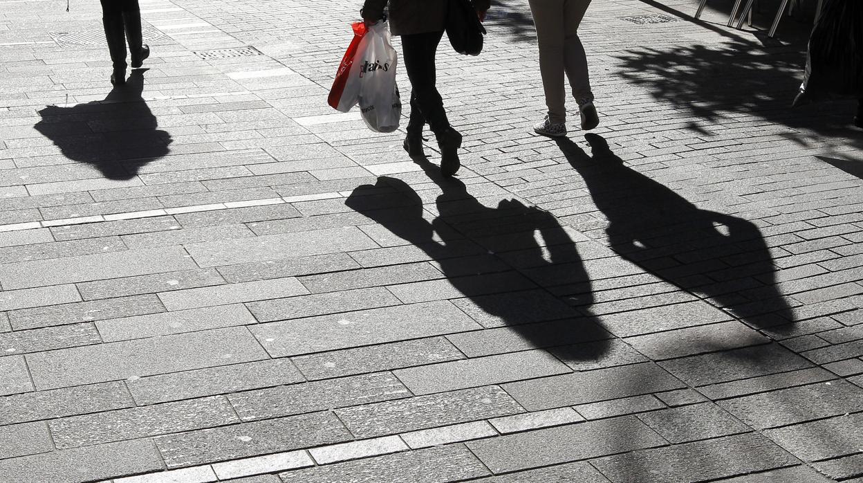 Sombras de cordobeses paseando por la calle