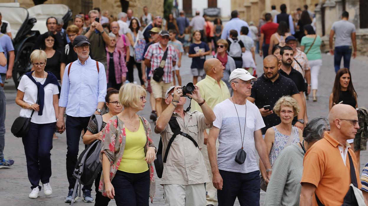 Turistas paseando en el entorno de la Mezquita-Catedral