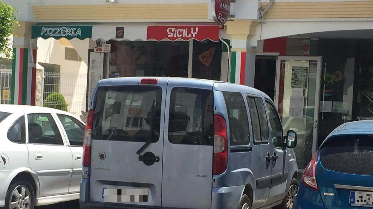 El vehículo del Ayuntamiento de Jamilena, en el centro de la imagen, estacionado en una calle de Vera
