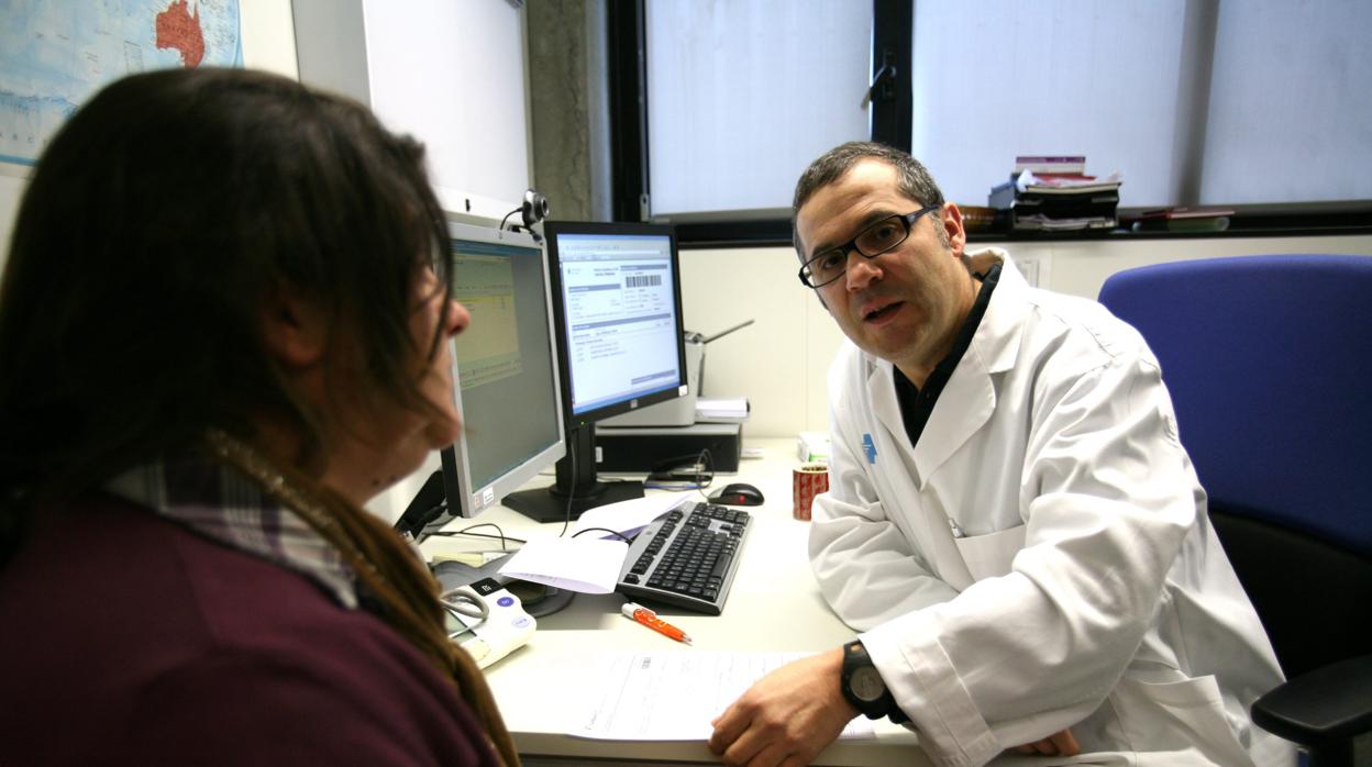 Un médico atiende a un paciente en su consulta