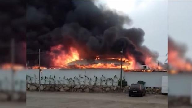 Un llamativo incendio destruye el interior de un chiringuito de Torre del Mar