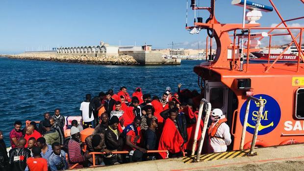 Salvamento Martítimo rescata a 138 inmigrantes que viajaban en nueve pateras en aguas del Estrecho