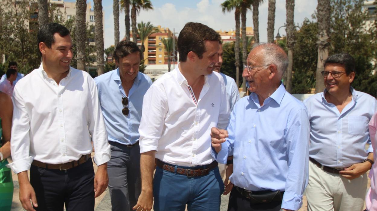 El presidente del PP, Pablo Casado, y el presidente del PP andaluz, Juanma Moreno, este jueves en Roquetas