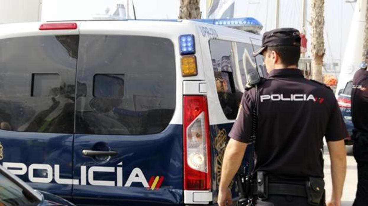 Un agente de la Policía Nacional en Granada