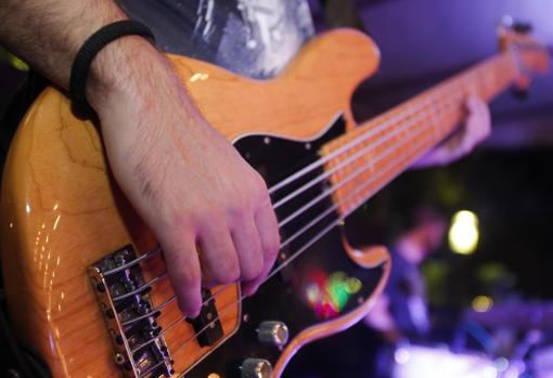 El guitarrista de la banda tocando la de las seis cuerdas