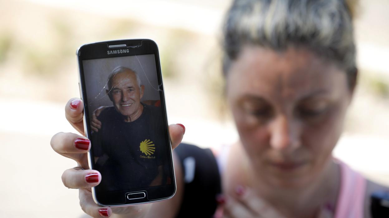 La hija del desaparecido muestra la foto de su padre en el móvil
