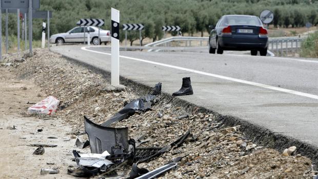 Cuatro heridos en una colisión entre dos coches en la Carrera del Caballo en Córdoba