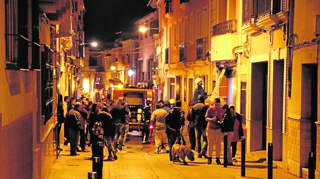 Vecinos de uno de los edificios ocupados en la calle Pedro Izquierdo, desalojados tras un incendio