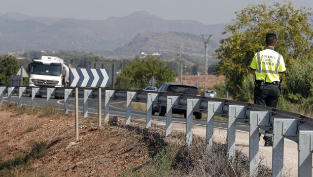 Un joven sobrevive a un accidente de coche y muere atropellado minutos después en Almonte, Huelva
