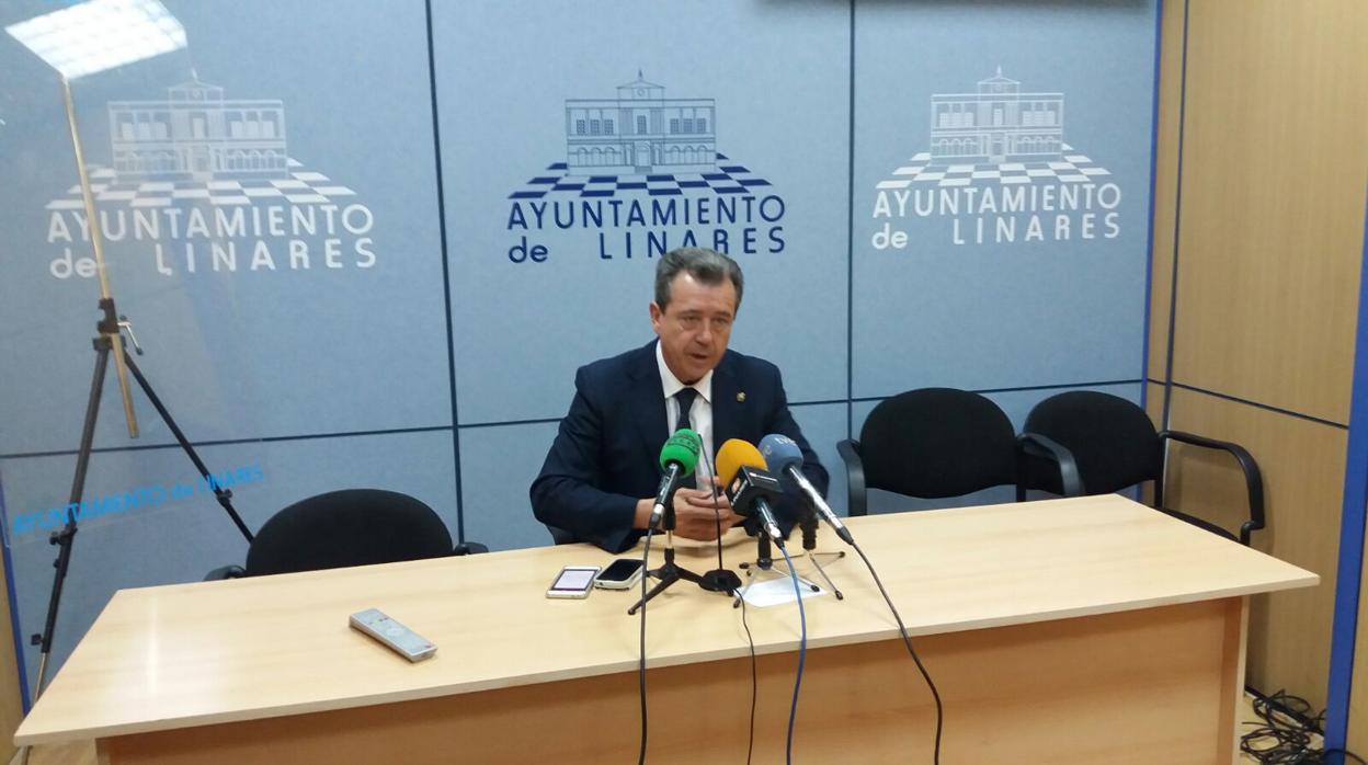 El alcalde de Linares, Juan Fernández, durante una rueda de prensa