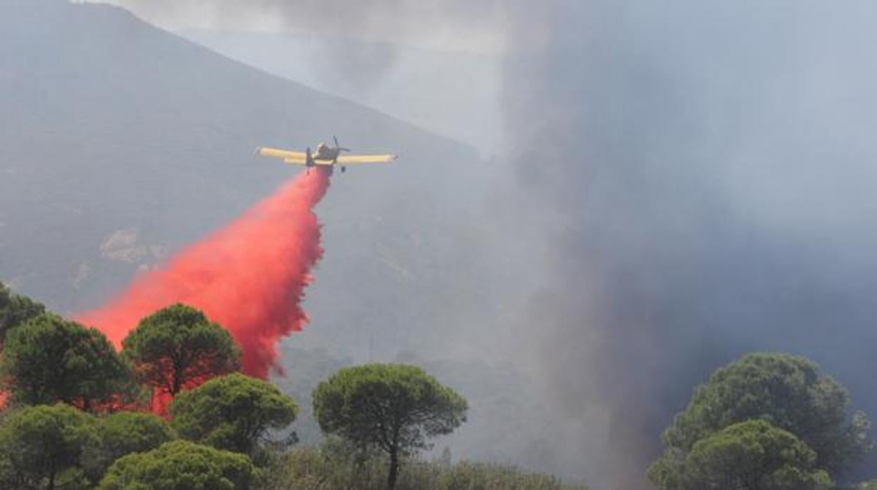 Un avión del Infoca trabajando en las labores de extinción de un incendio