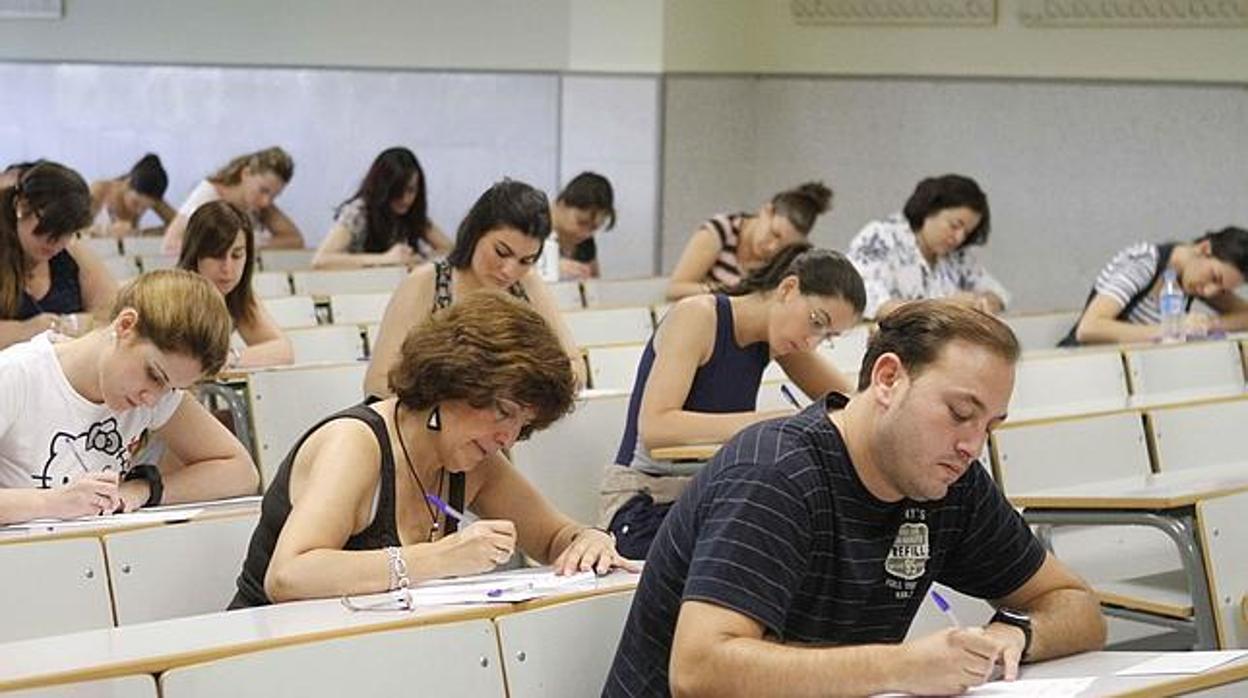 Opositores durante la celebración de un examen