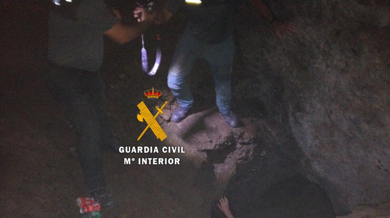 El joven había caído por un hueco en la cueva de Mijas