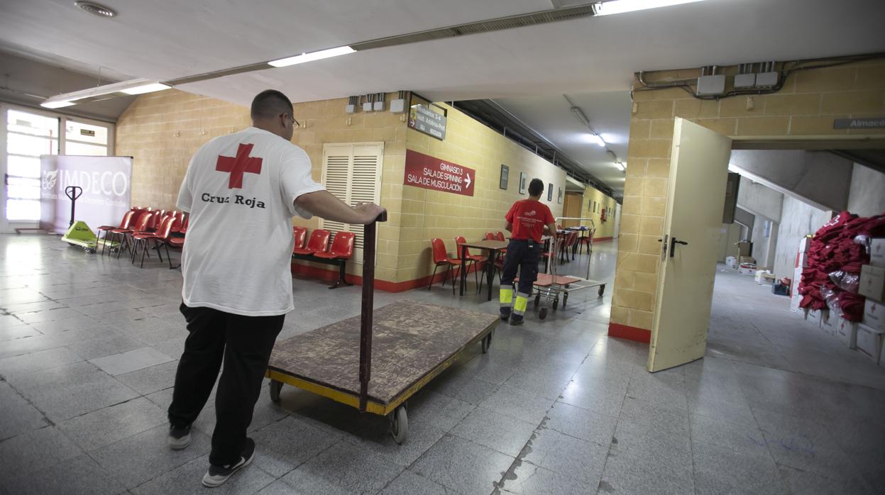 Voluntarios de la Cruz Roja, durante el operativo en el Pabellón de Vistalegre