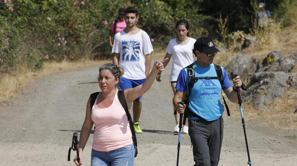 La hija de desaparecido y otros voluntarios durante la batida del sábado