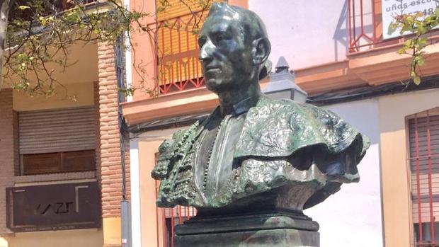 El Ayuntamiento de Córdoba comienza la limpieza y restauración del busto de Lagartijo