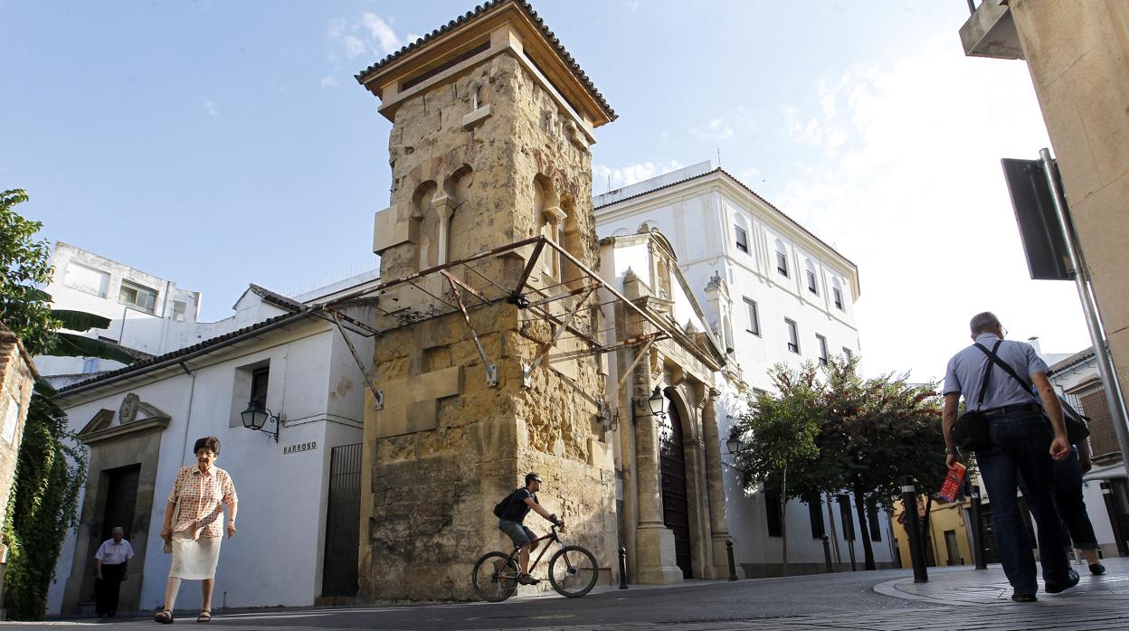 Torre mudéjar de San Juan, con la malla metálica aún visible