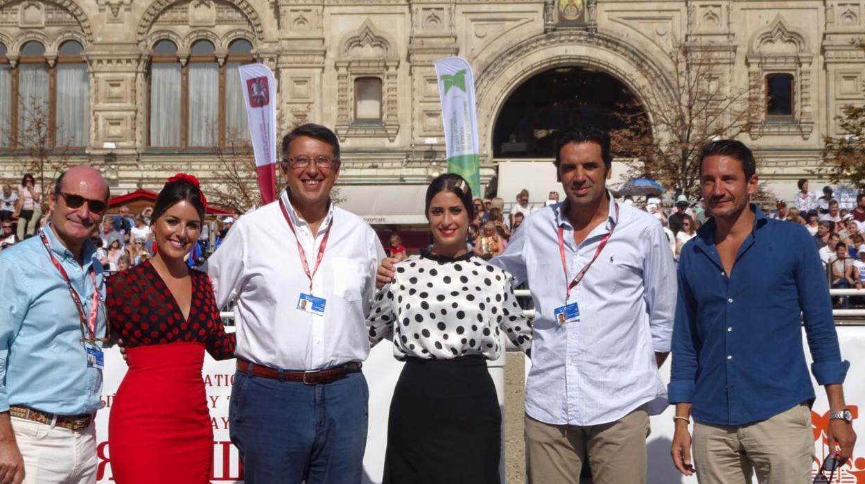 Representantes institucionales junto a los jinetes de Córdoba Ecuestre