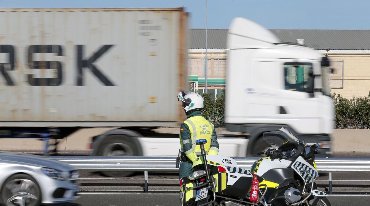 Un agente de la Guardia Civil en un control de tráfico