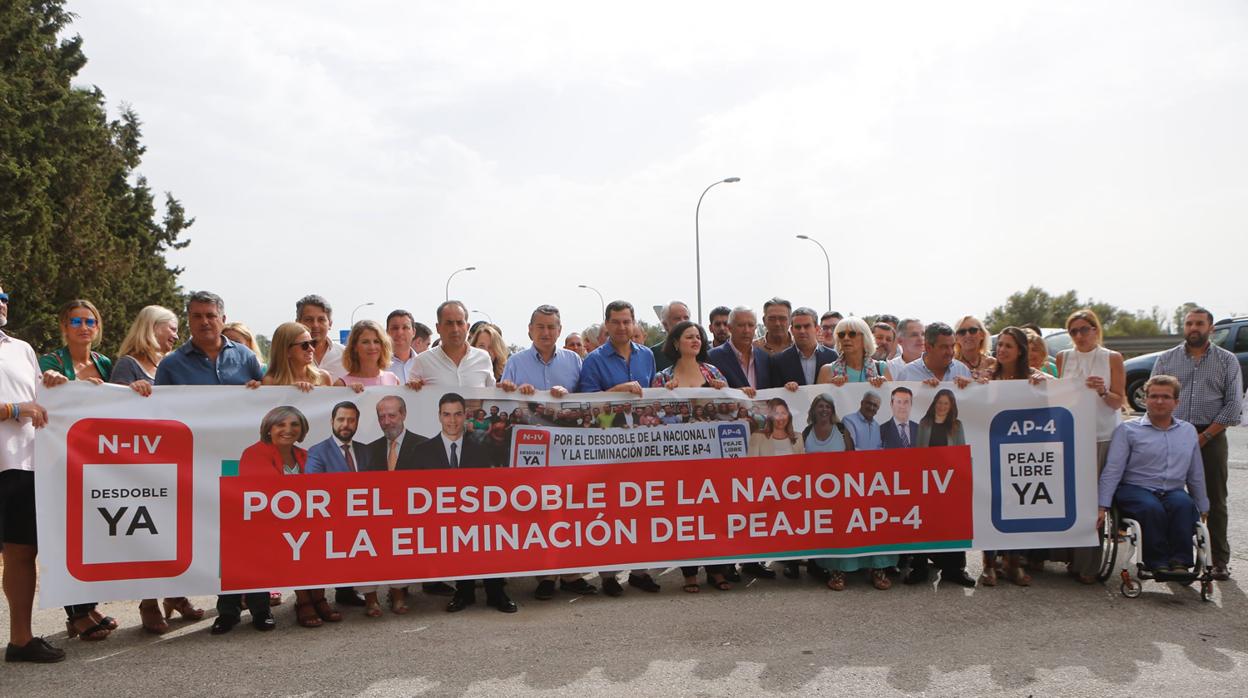 Juanma Moreno, en el centro, sostiene la pancarta de la campaña del PP en Jerez por la eliminación del peaje