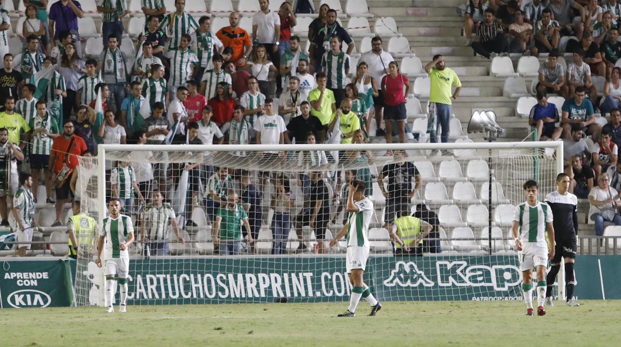 Los jugadores del Córdoba lamentan un gol encajado