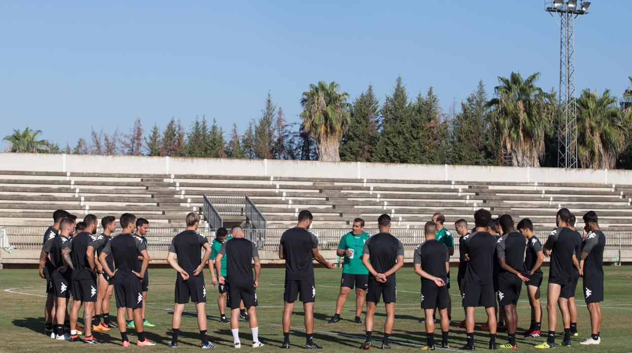 La plantilla del Córdoba CF, durante una charla de Sandoval