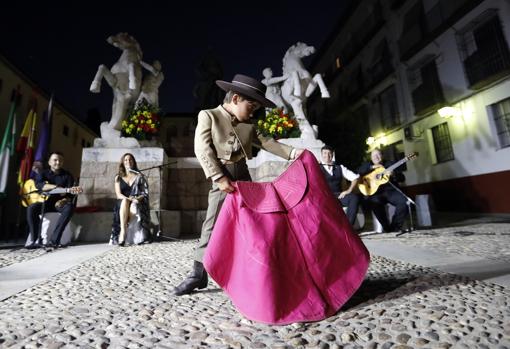 Homenaje al diestro en la plaza Conde de Priego