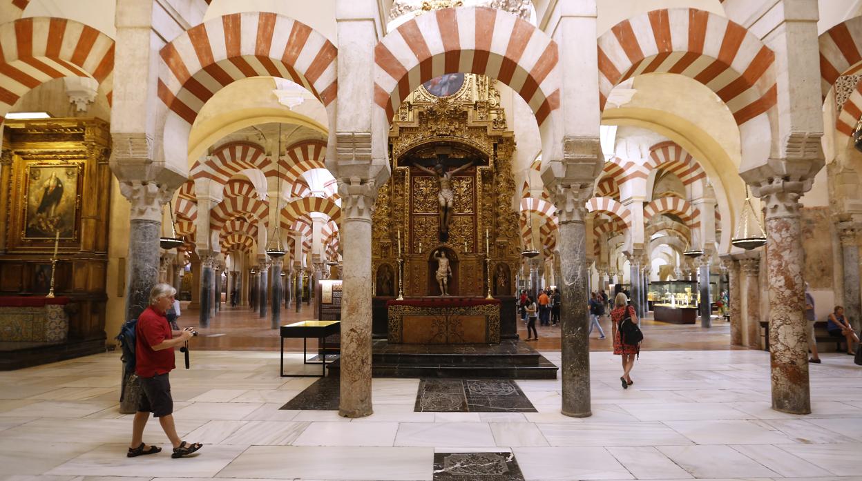 Turistas en una capilla de la Mezquita Catedral