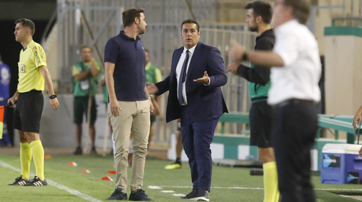 El entrenador del Córdoba CF, José Ramón Sandoval, antes de la expulsión