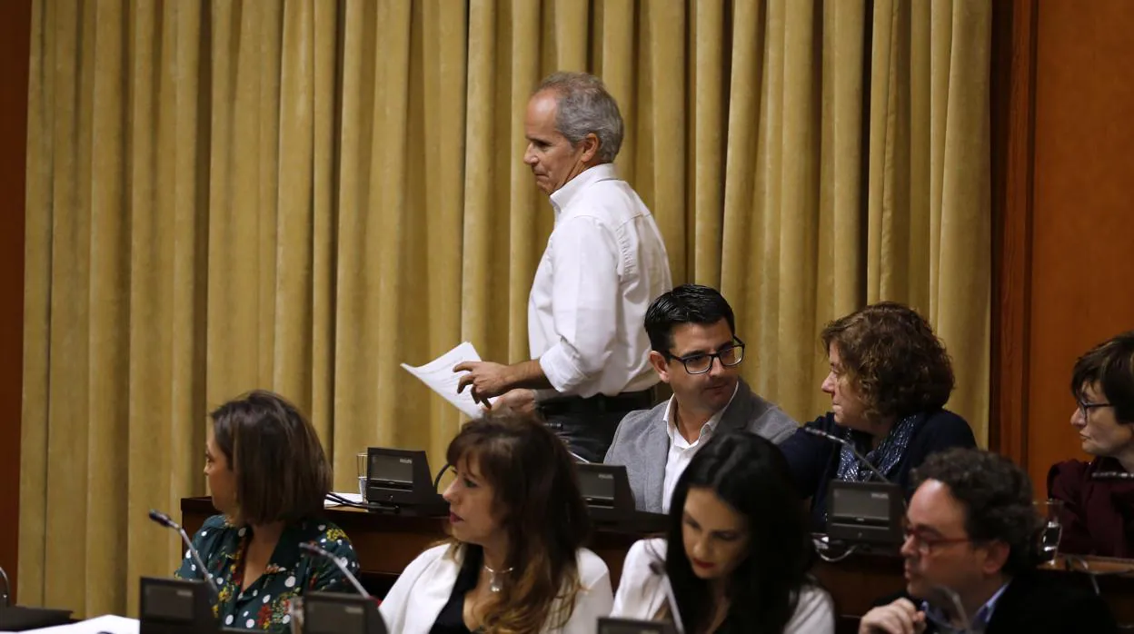 Rafael Blázquez pasa junto a Pedro García en un debate sobre el estado de la ciudad