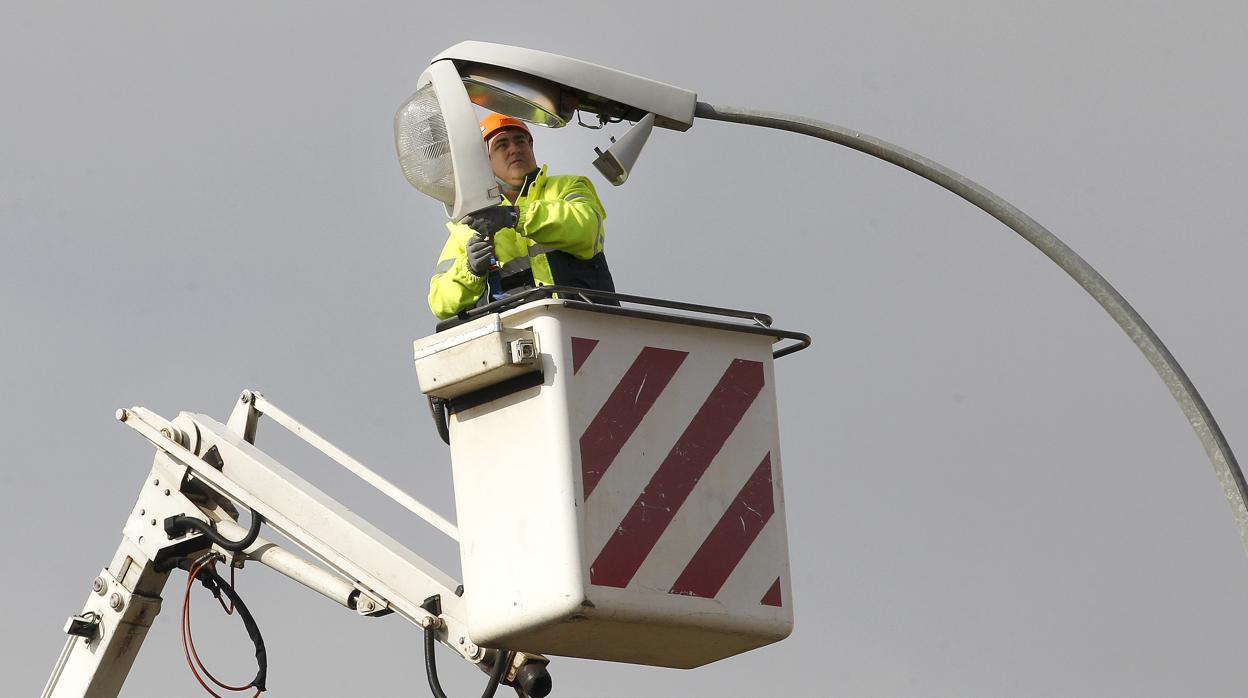 Un operario del Ayuntamiento arregla una de las farolas de la capital