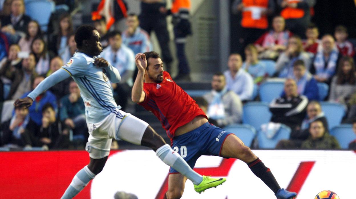 Miguel de las Cuevas defendiendo los colores de Osasuna frente al Celta de Vigo