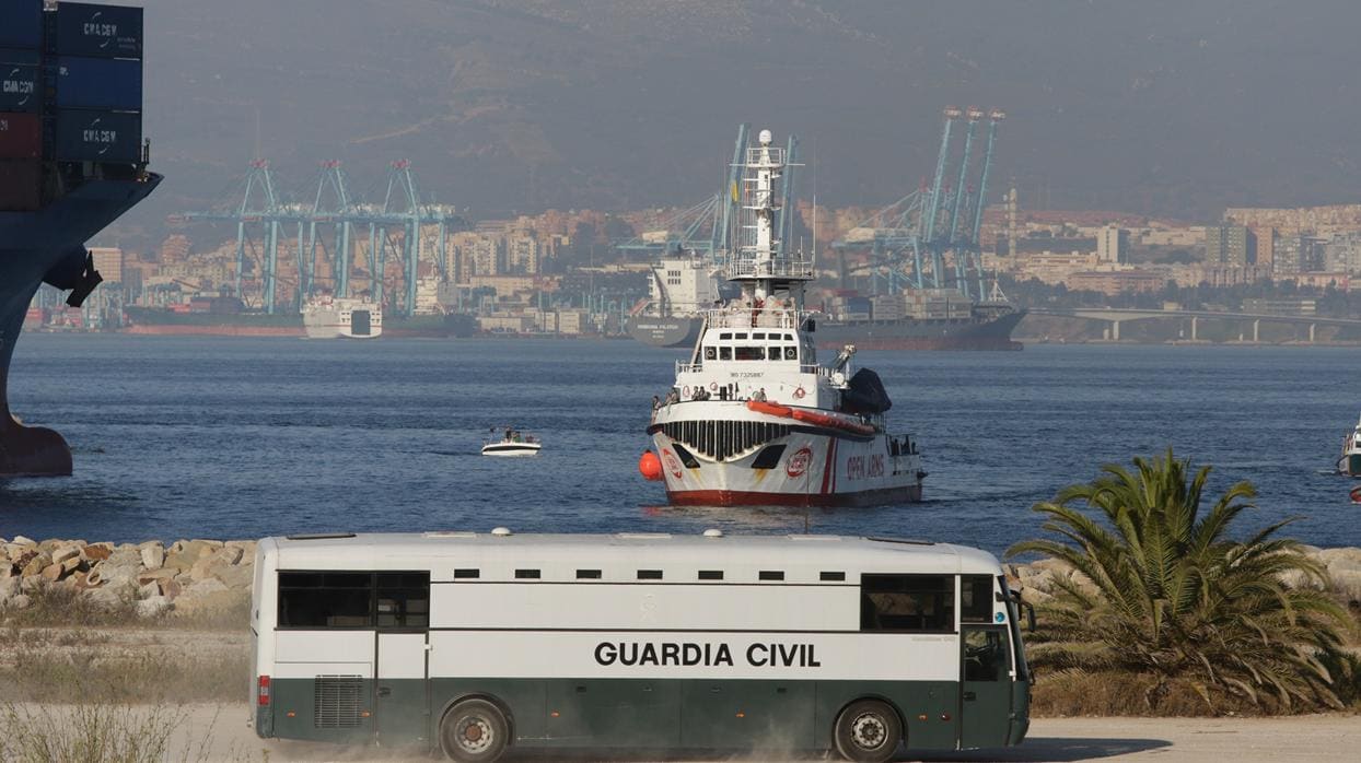 El buque Open Arms, a su llegada al puerto de Crinavis, en San Roque, a principios de agosto
