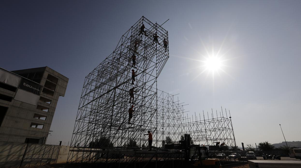 Operarios montando el escenario en el que actuará Ricky Martin el sábado