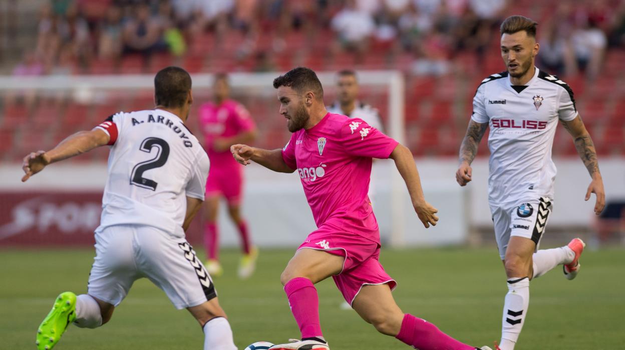 Javi Galán conduce el esférico ante la presencia de Arroyo, capitán del Albacete