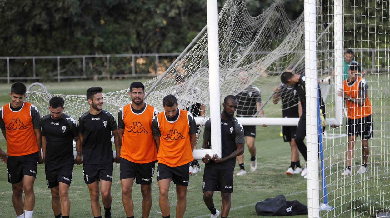 Los jugadores del Córdoba portan una portería