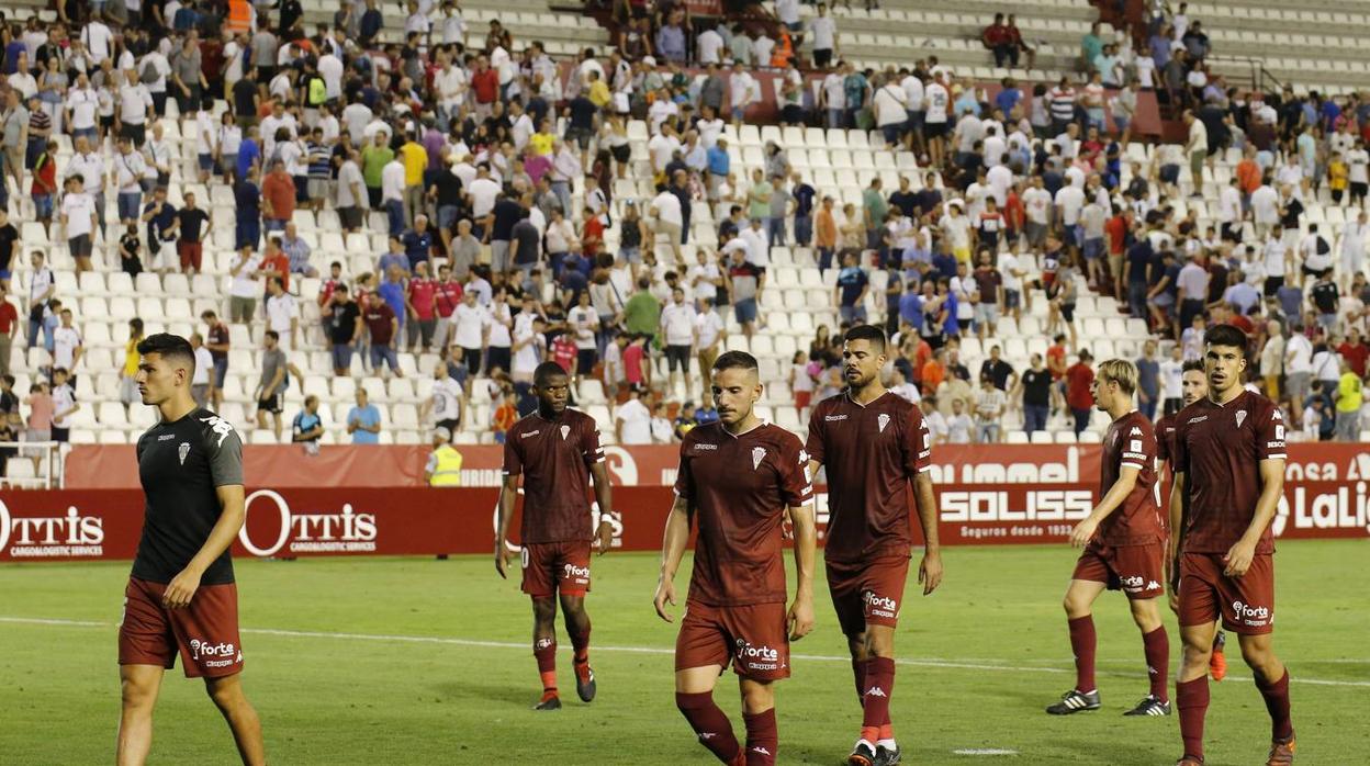 Los jugadores del Córdoba se marchan contrariados del Carlos Belmonte tras perder por 3-0