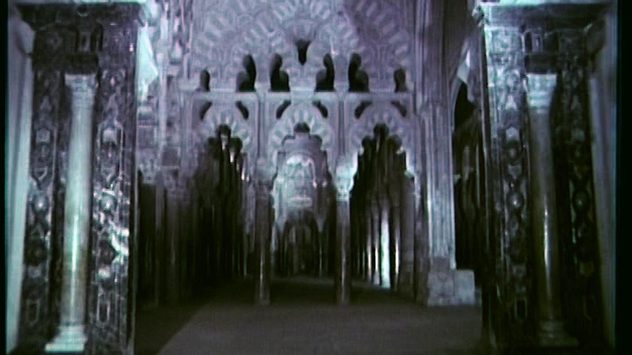 Fotograma del documental que muestra la Mezquita-Catedral con su primera iluminación eléctrica