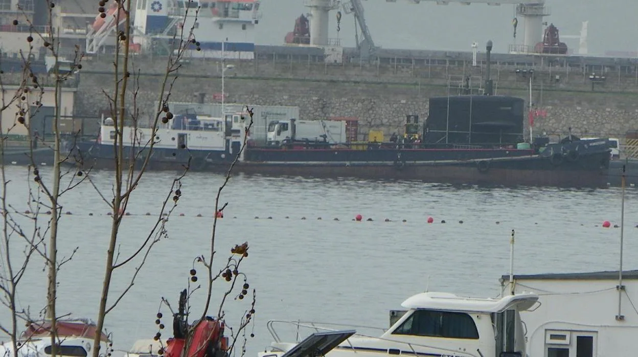 Imagen del submarino y algunas grúas en la base naval de Gibraltar