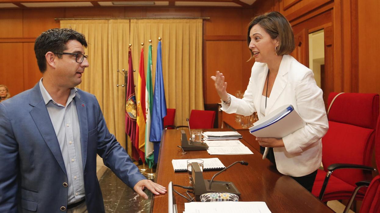 La alcaldesa, Isabel Ambrosio (PSOE), y el primer teniente de alcalde, Pedro García (IU), antes de un Pleno